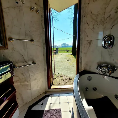 Bijzonder Buitenaf Met Verkoelende Jacuzzi En Finse Sauna * Vragender