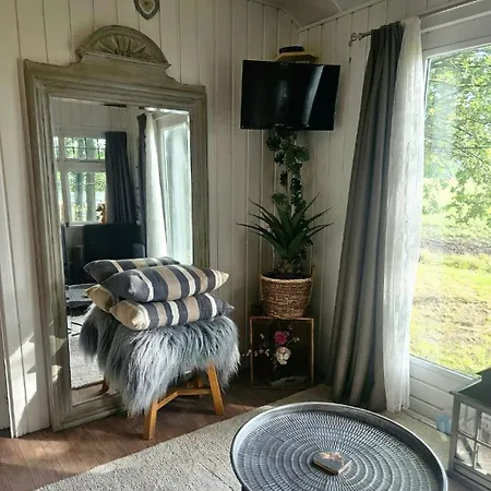 Дом отдыха Pipowagen Bijzonder Buitenaf Met Jacuzzi En Sauna *