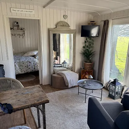 Semesterbostad Autentieke Pipowagen Bijzonder Buitenaf Met Jacuzzi En Finse Sauna Vragender