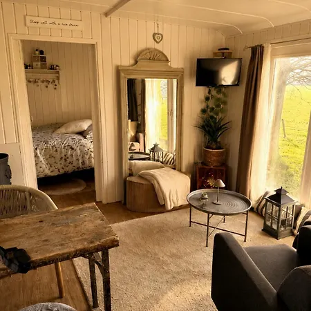 Bijzonder Buitenaf Met Verkoelende Jacuzzi En Finse Sauna