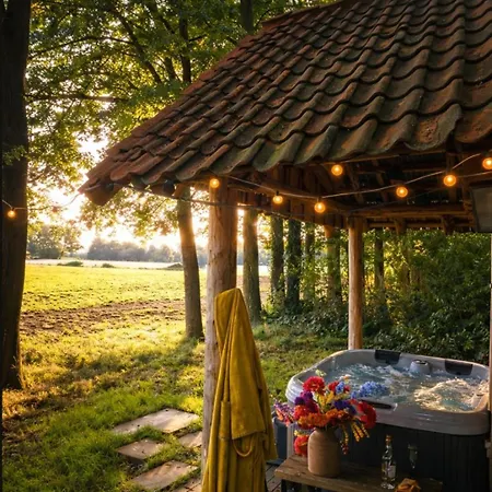 Bijzonder Buitenaf Met Verkoelende Jacuzzi En Finse Sauna 度假居