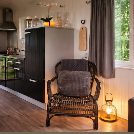 Bijzonder Buitenaf Met Verkoelende Jacuzzi En Finse Sauna 度假居 *
