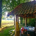 Hébergement de vacances Autentieke Pipowagen Bijzonder Buitenaf Met Jacuzzi En Finse Sauna