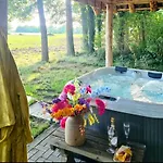 Autentieke Pipowagen Bijzonder Buitenaf Met Jacuzzi En Finse Sauna Hébergement de vacances *